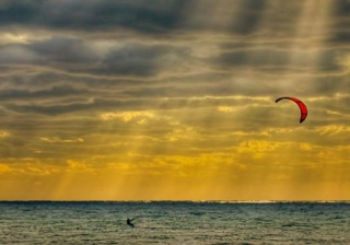 Con cometa en la puesta de sol